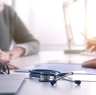 Risques et complications liés à l’augmentation mammaire et aux implants