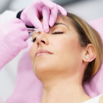 Injection de produit de comblement nasal pour rhinoplastie non chirurgicale